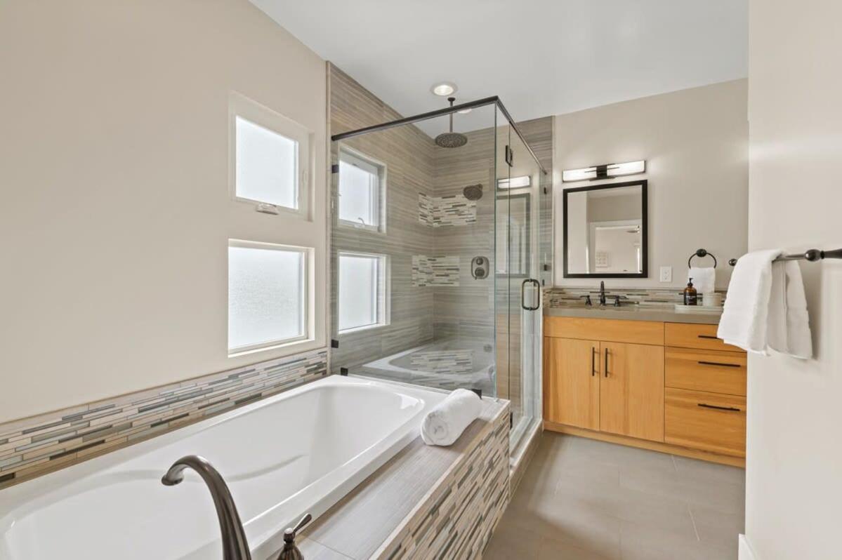 Beachside Bliss- 3-story Sleeps 12 Holiday home San Diego