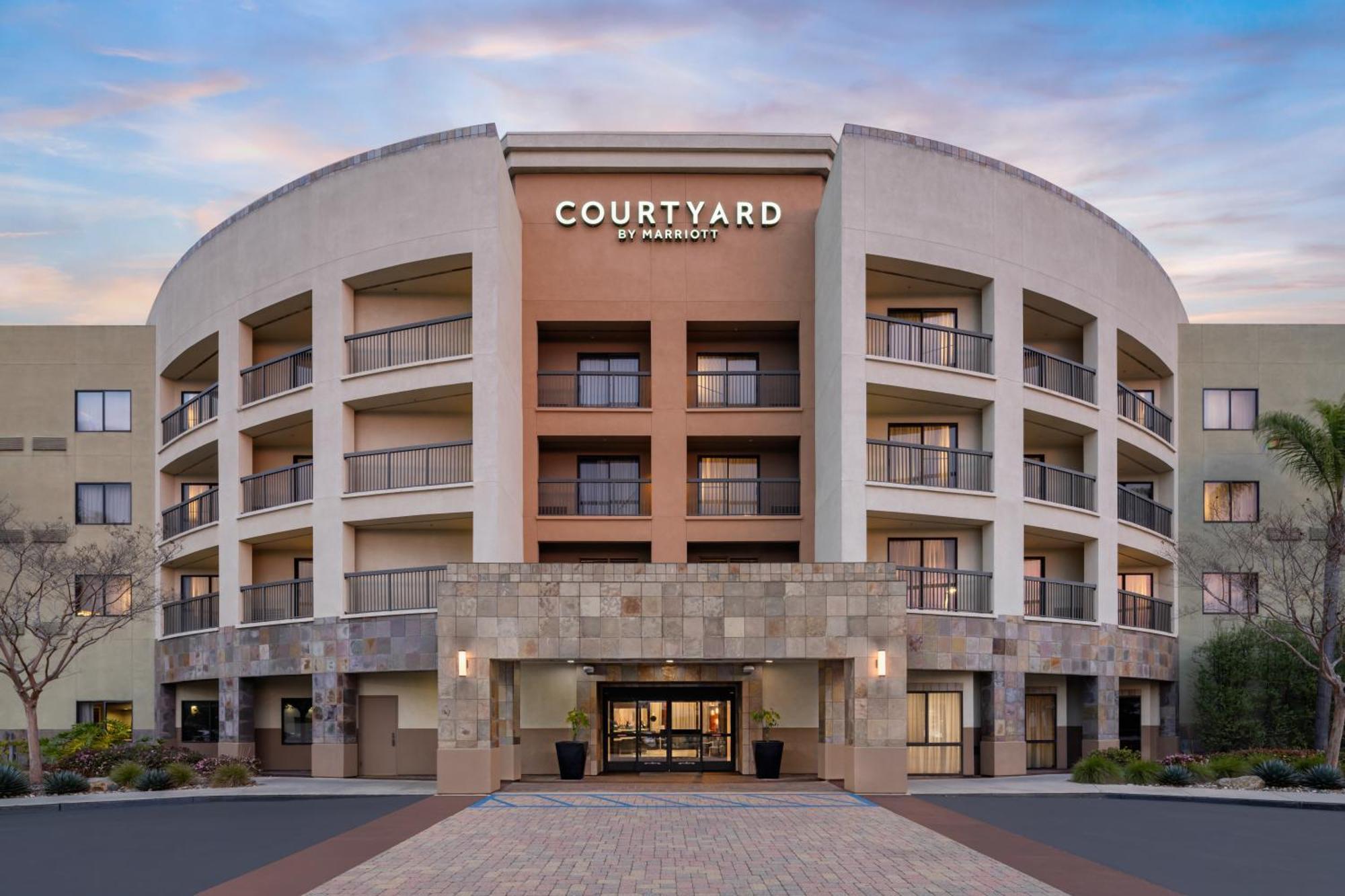 Courtyard - Outdoor Pool, Bar & Restaurant San Diego