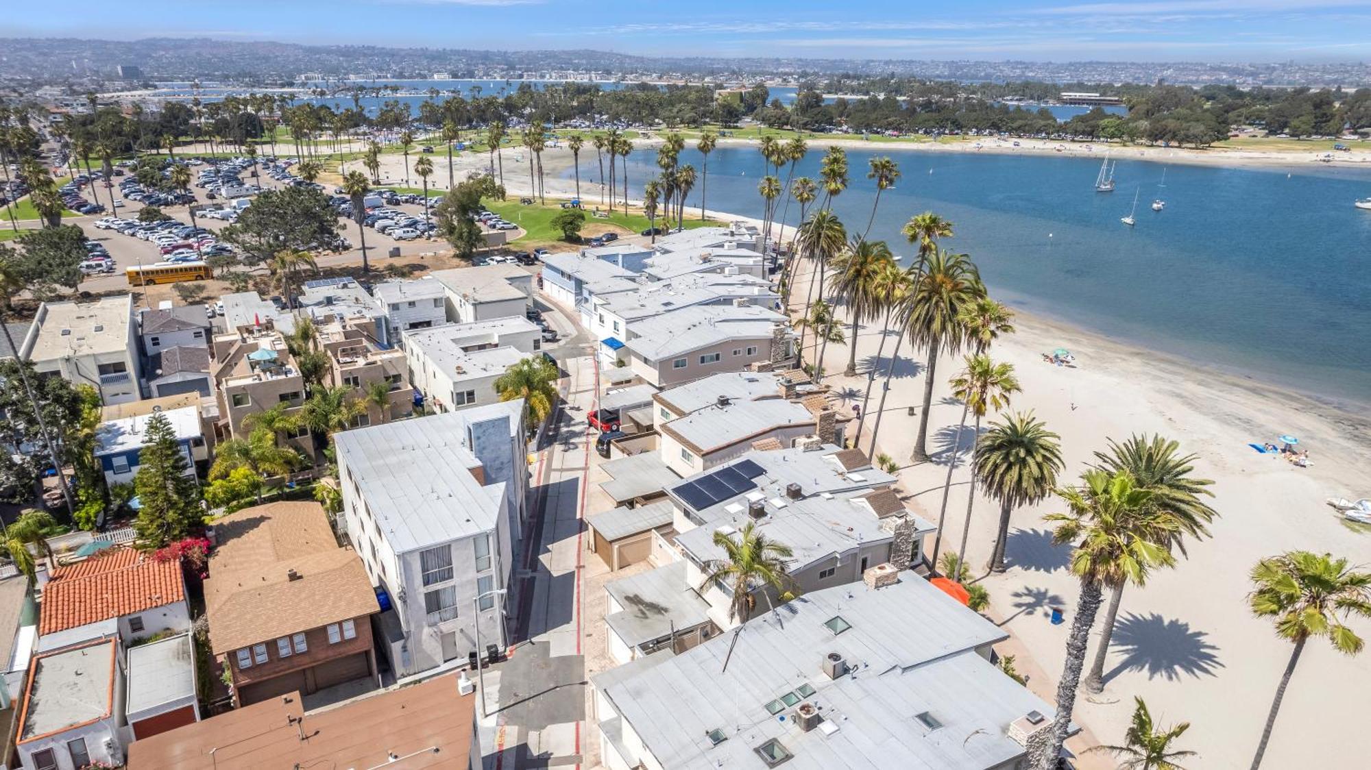 Holiday home Highly Rated Beach! 3bd 2ba Ac Luxury King Beds! *