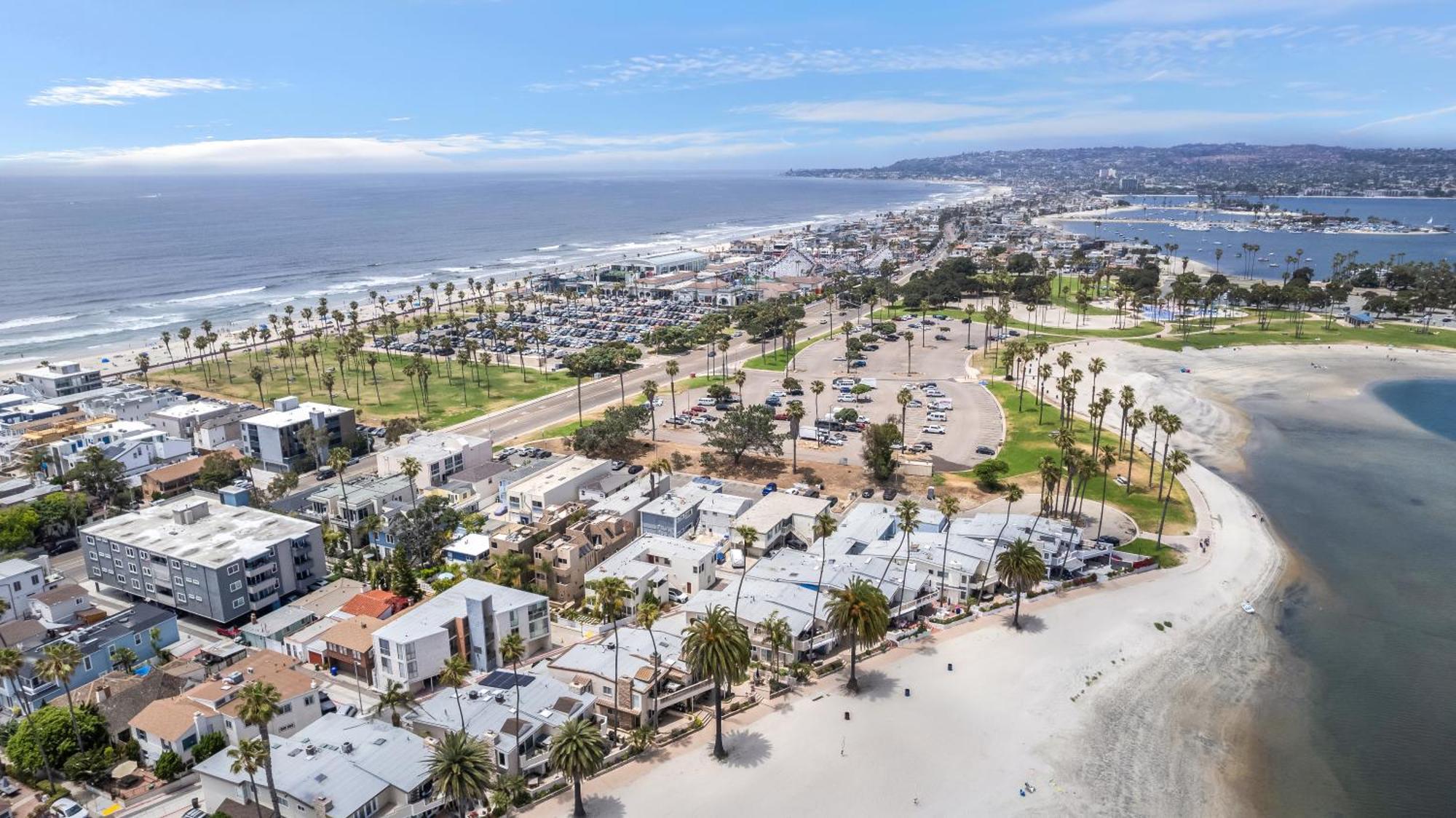 Holiday home Highly Rated Beach! 3bd 2ba Ac Luxury King Beds!