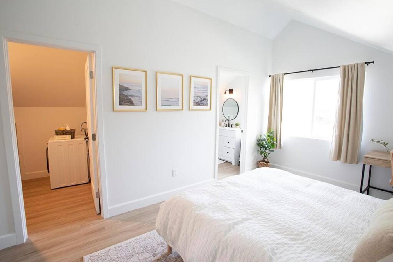 Sophisticated, Beautiful, Modern, King Bed * San Diego