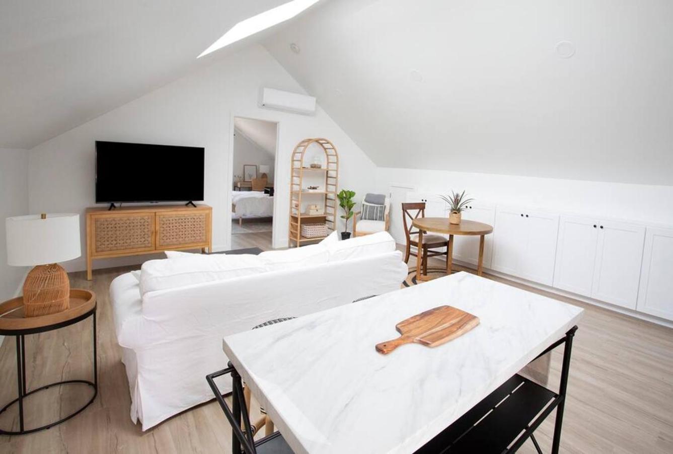 Sophisticated, Beautiful, Modern, King Bed Holiday home *