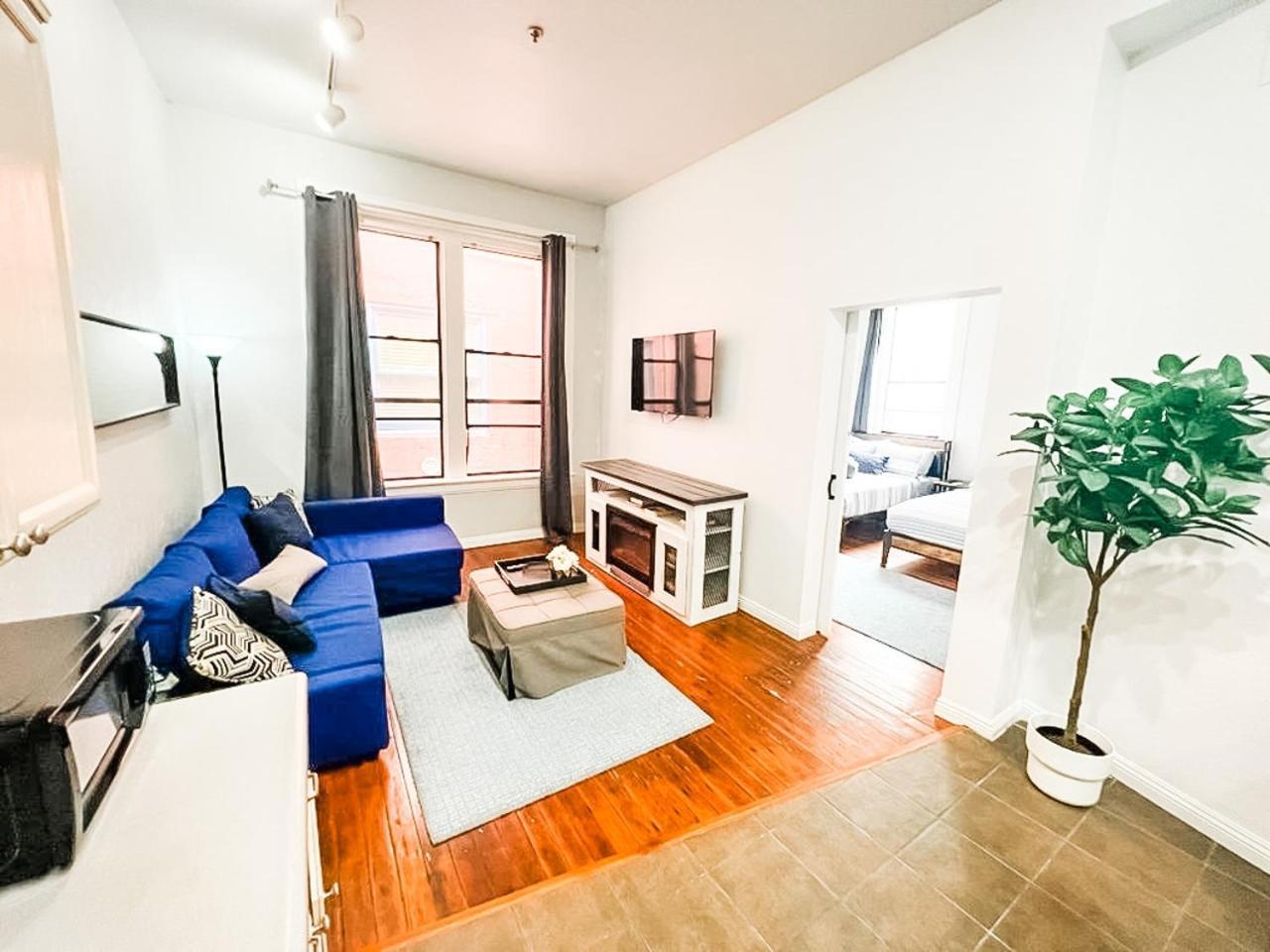 Gaslamp 2bdrm - W Parking & 4 Beds #404 Hotel