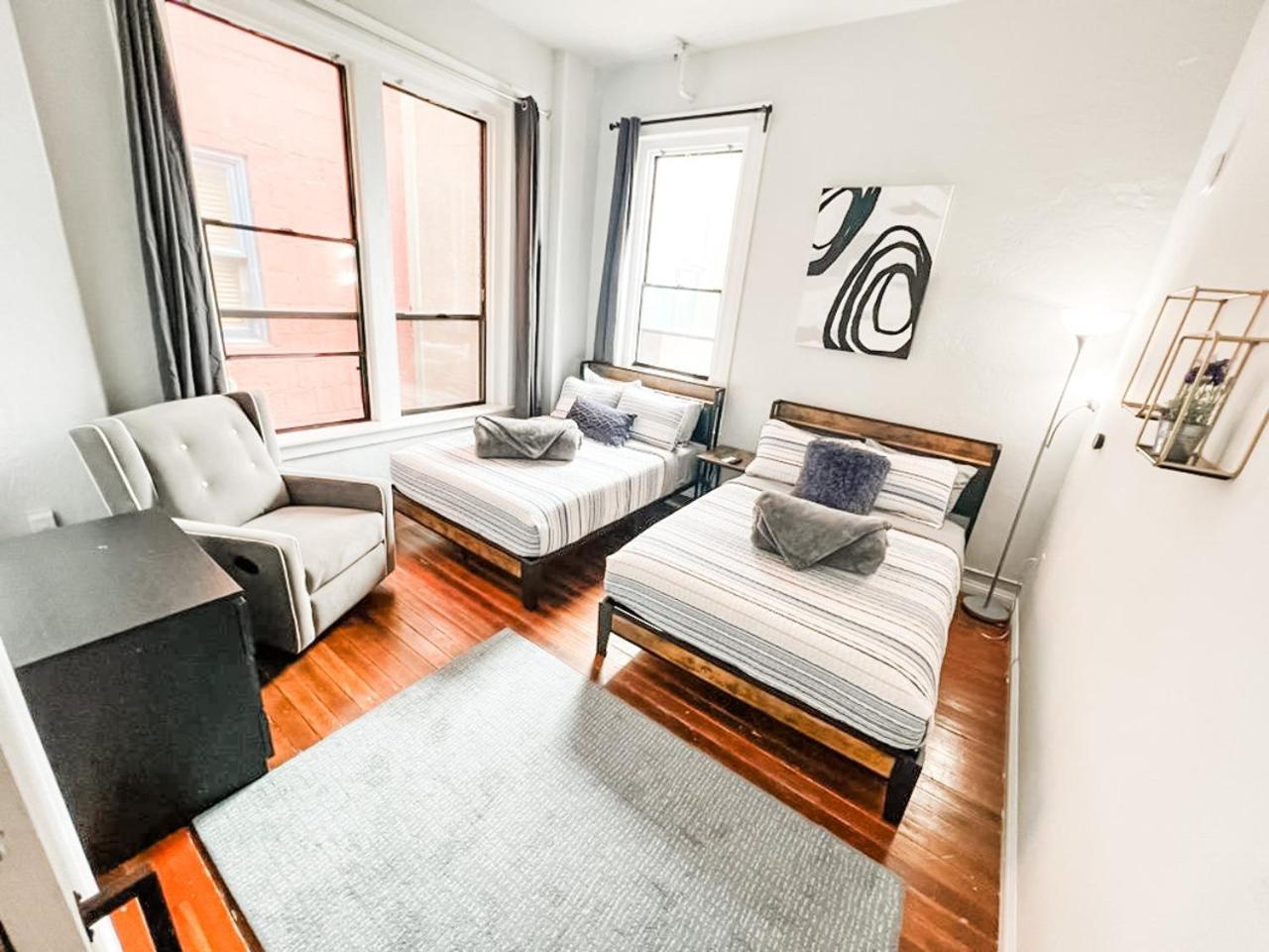 Gaslamp 2bdrm - W Parking & 4 Beds #404 *