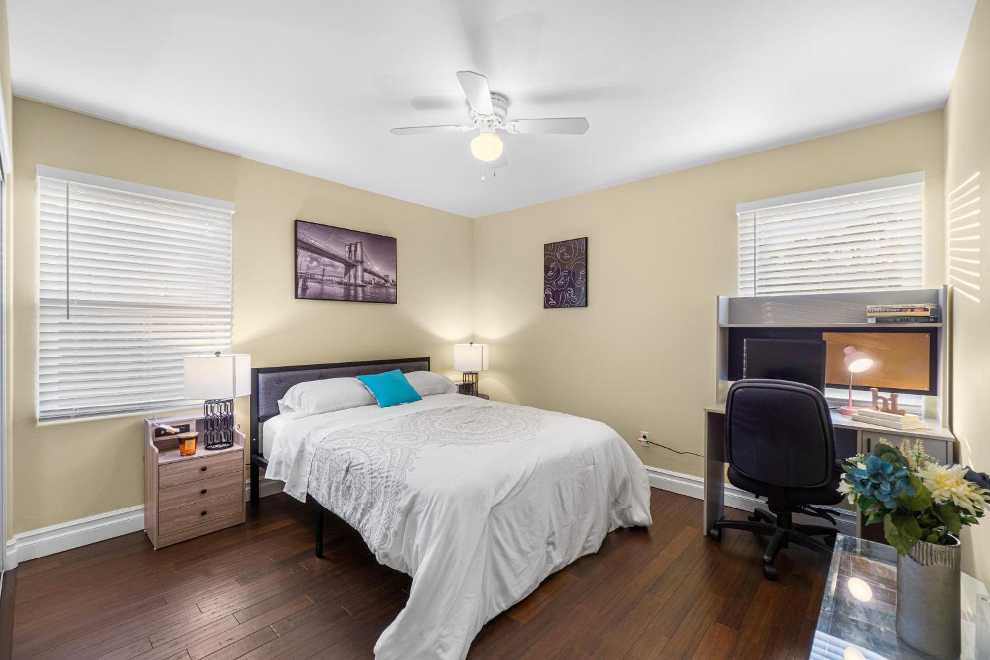 Entire Private 3-br Ranch-style With Backyard, Crib, King Bed, And Free Parking Сasa de vacaciones *