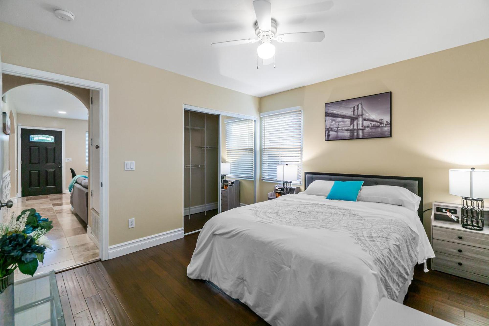 Entire Private 3-br Ranch-style With Backyard, Crib, King Bed, And Free Parking Сasa de vacaciones *