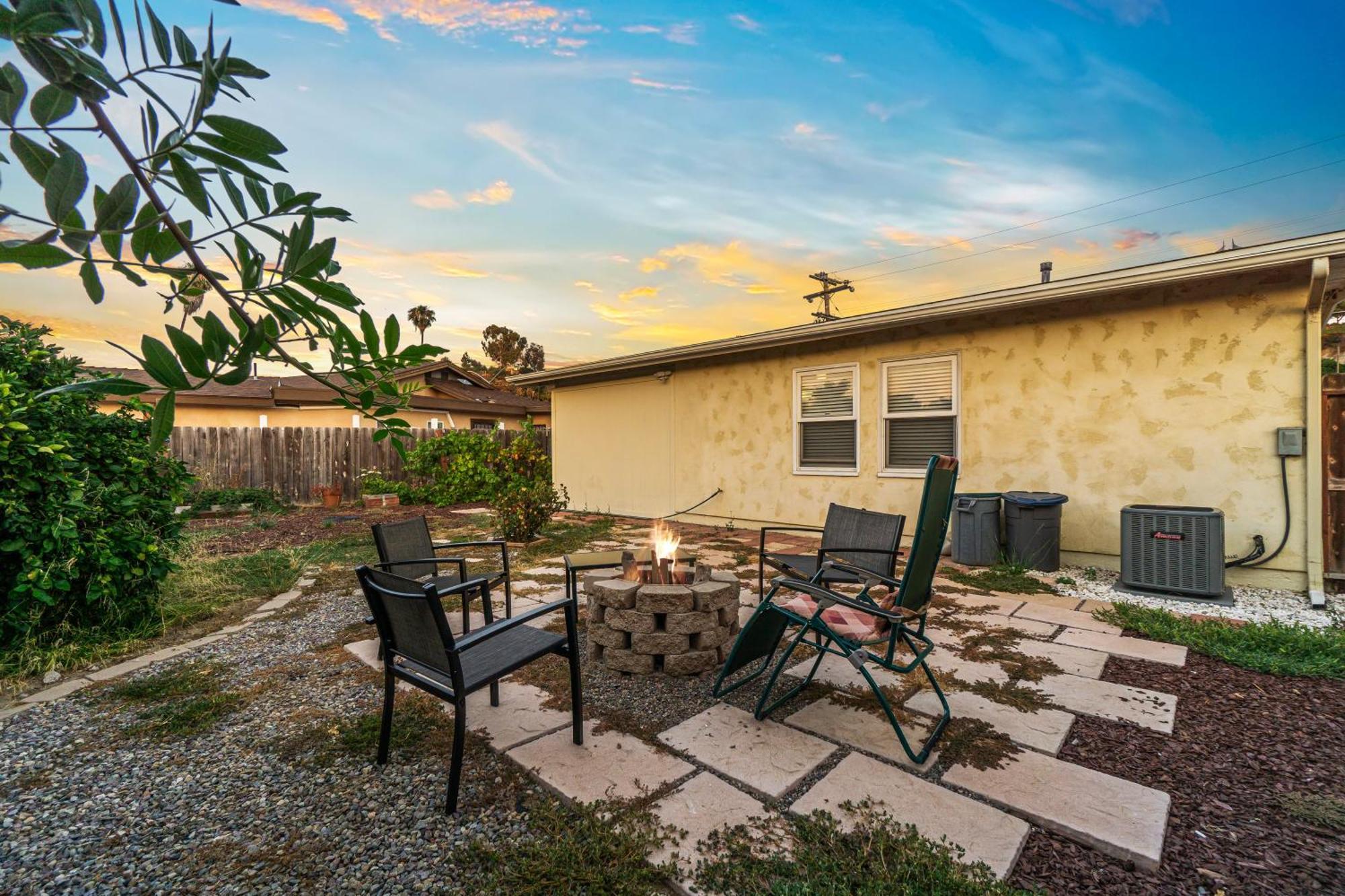 Entire Private 3-br Ranch-style With Backyard, Crib, King Bed, And Free Parking Сasa de vacaciones