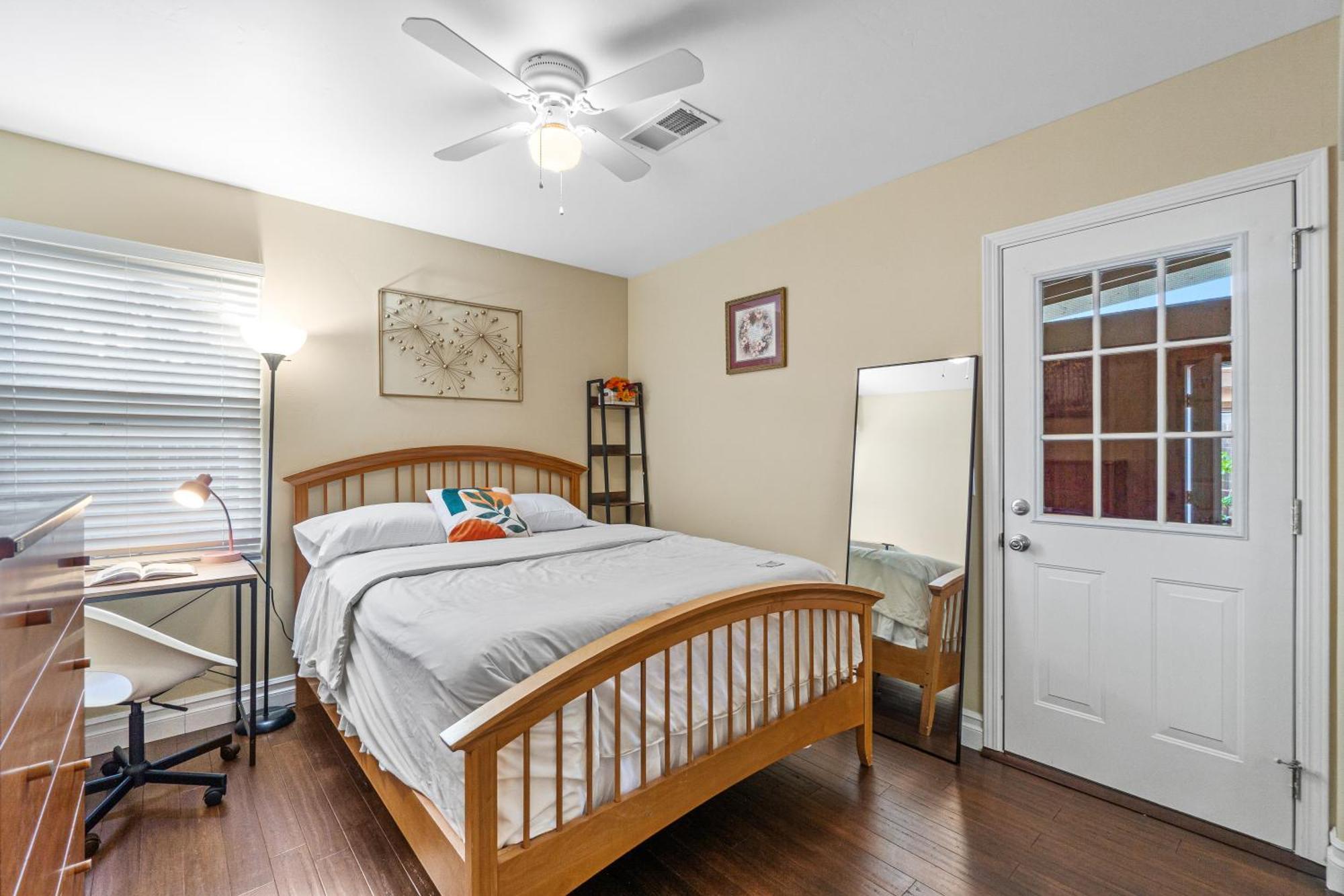 Сasa de vacaciones Entire Private 3-br Ranch-style With Backyard, Crib, King Bed, And Free Parking