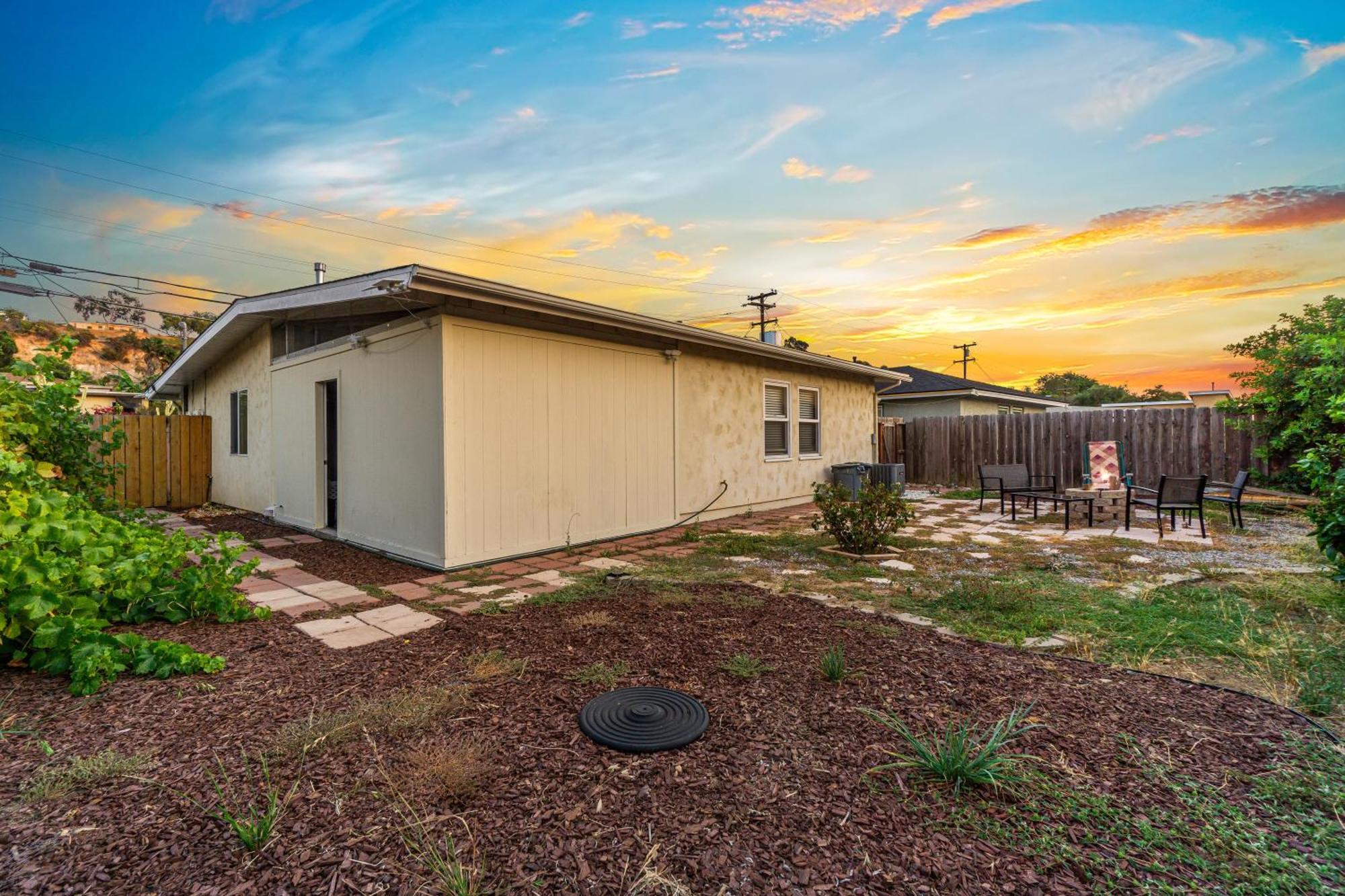 Сasa de vacaciones Entire Private 3-br Ranch-style With Backyard, Crib, King Bed, And Free Parking *