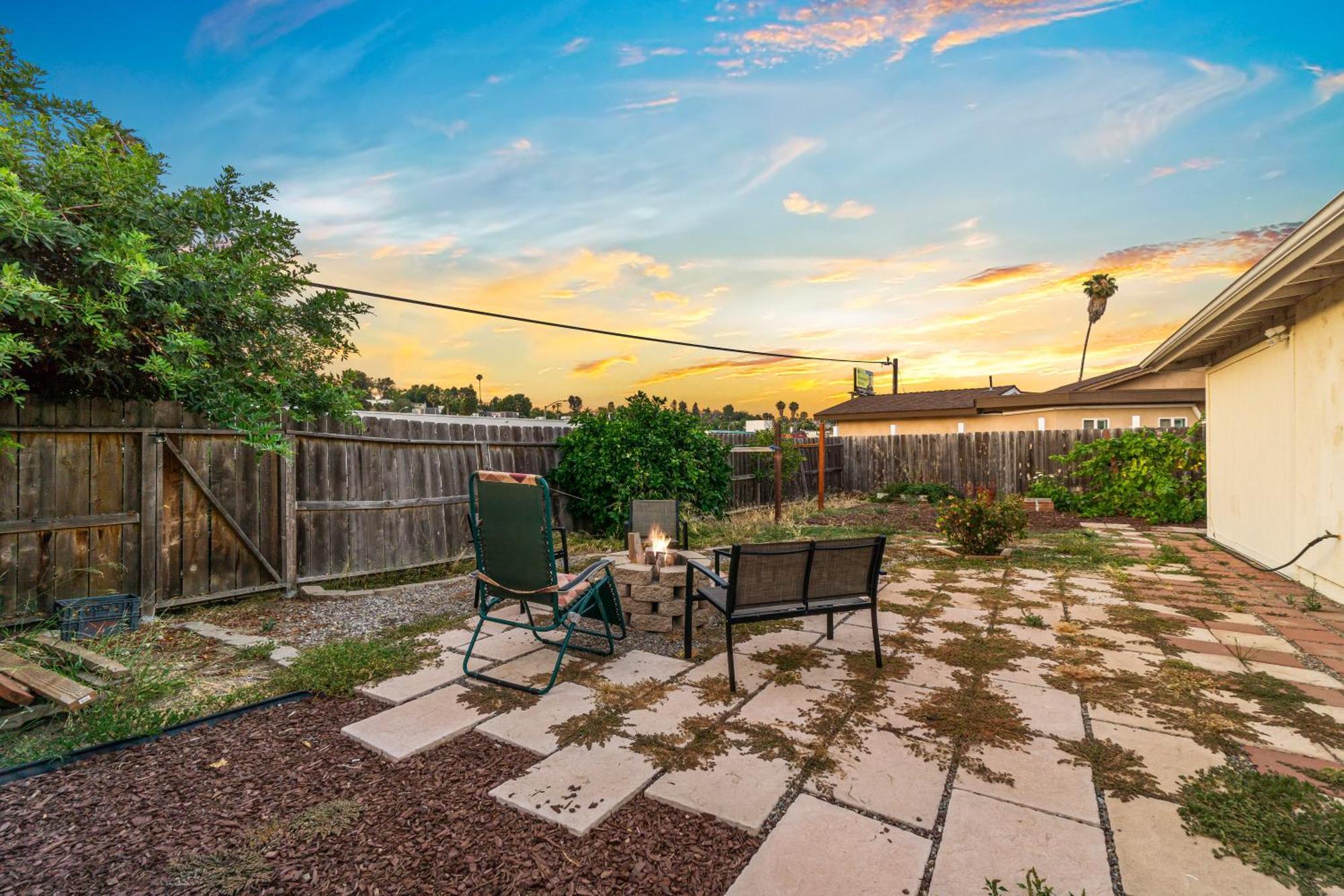 Entire Private 3-br Ranch-style With Backyard, Crib, King Bed, And Free Parking Сasa de vacaciones