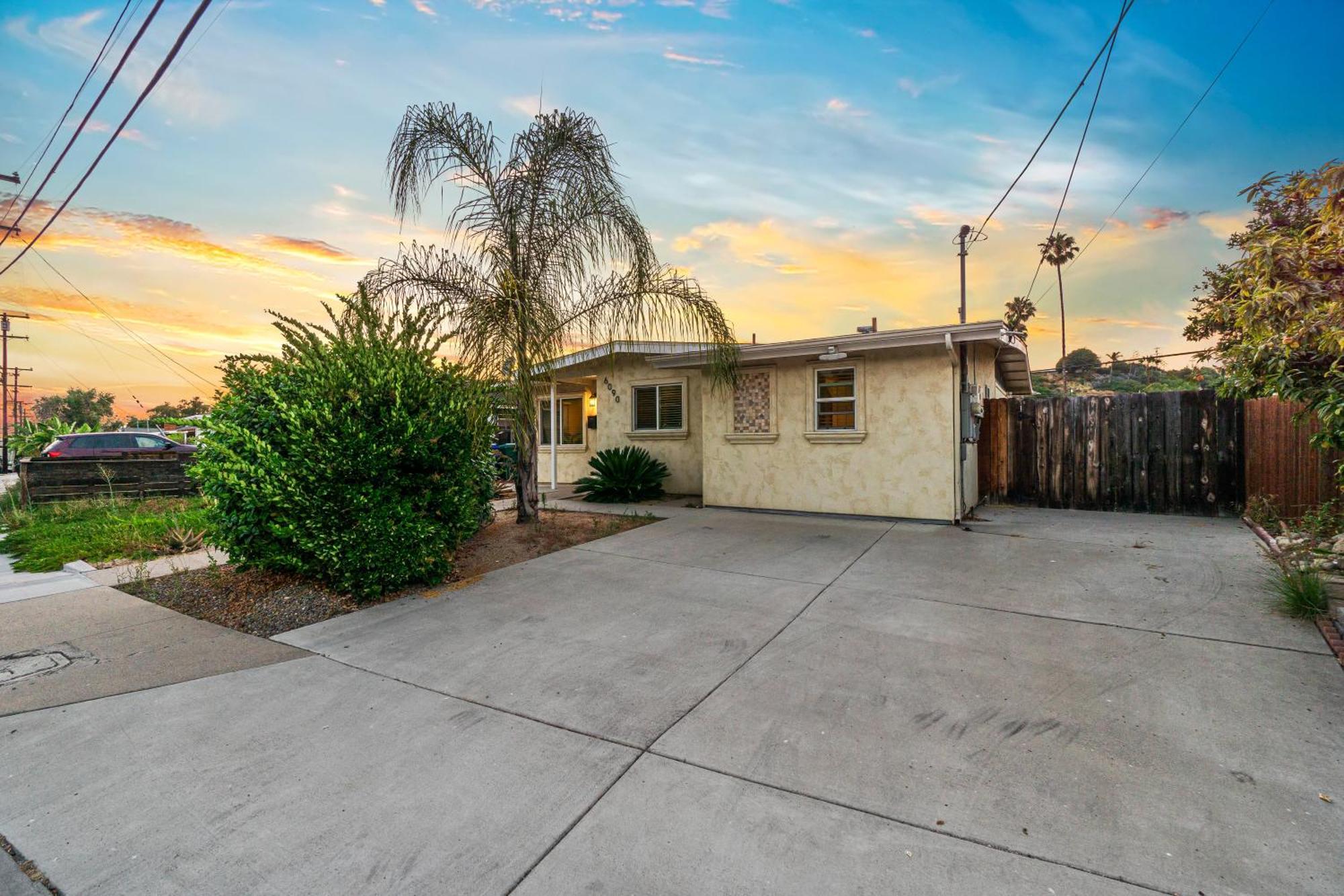 Сasa de vacaciones Entire Private 3-br Ranch-style With Backyard, Crib, King Bed, And Free Parking *