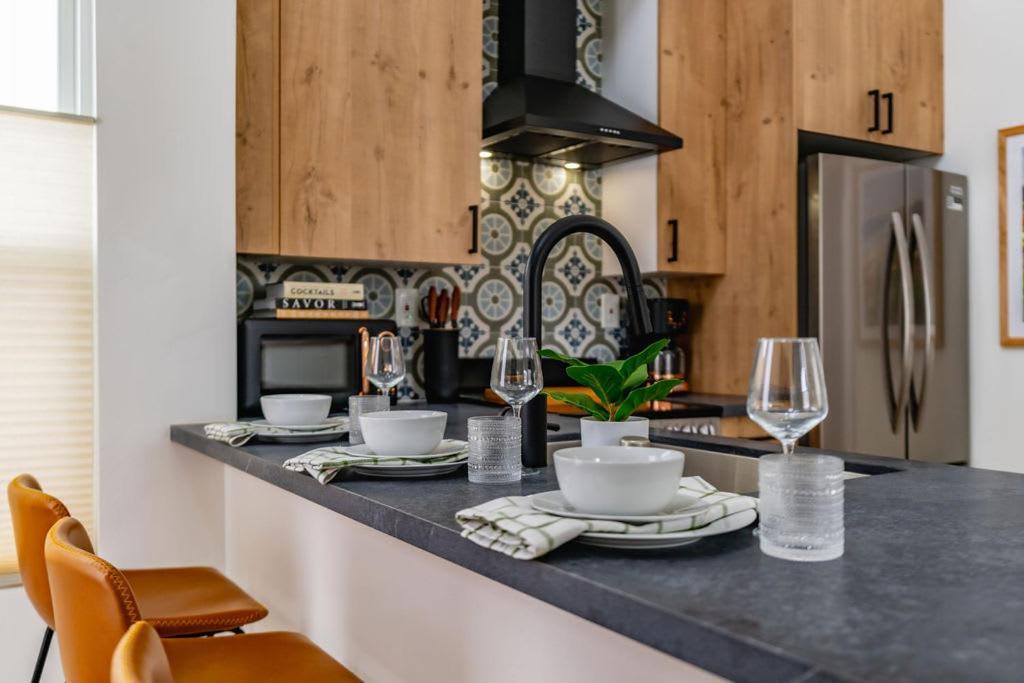 Apartment Swanky In Vibrant Hillcrest