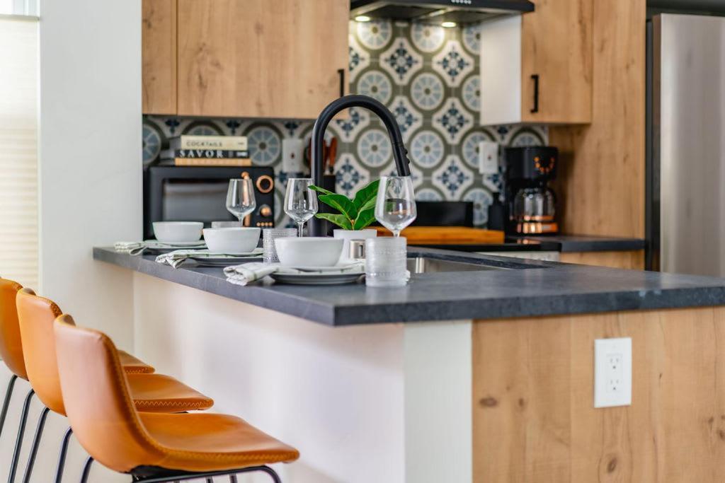 Swanky In Vibrant Hillcrest Apartment