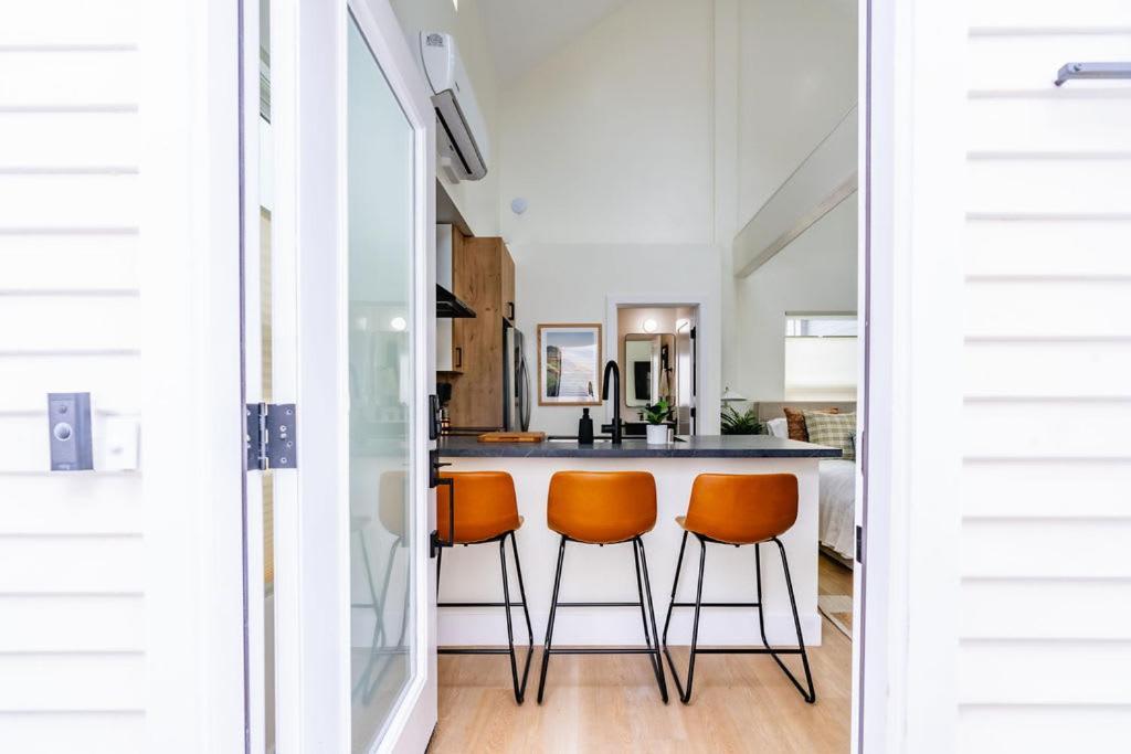Swanky In Vibrant Hillcrest *