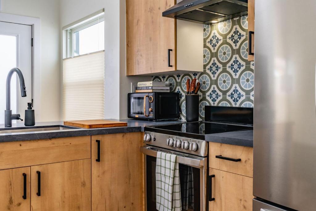 Swanky In Vibrant Hillcrest Apartment *