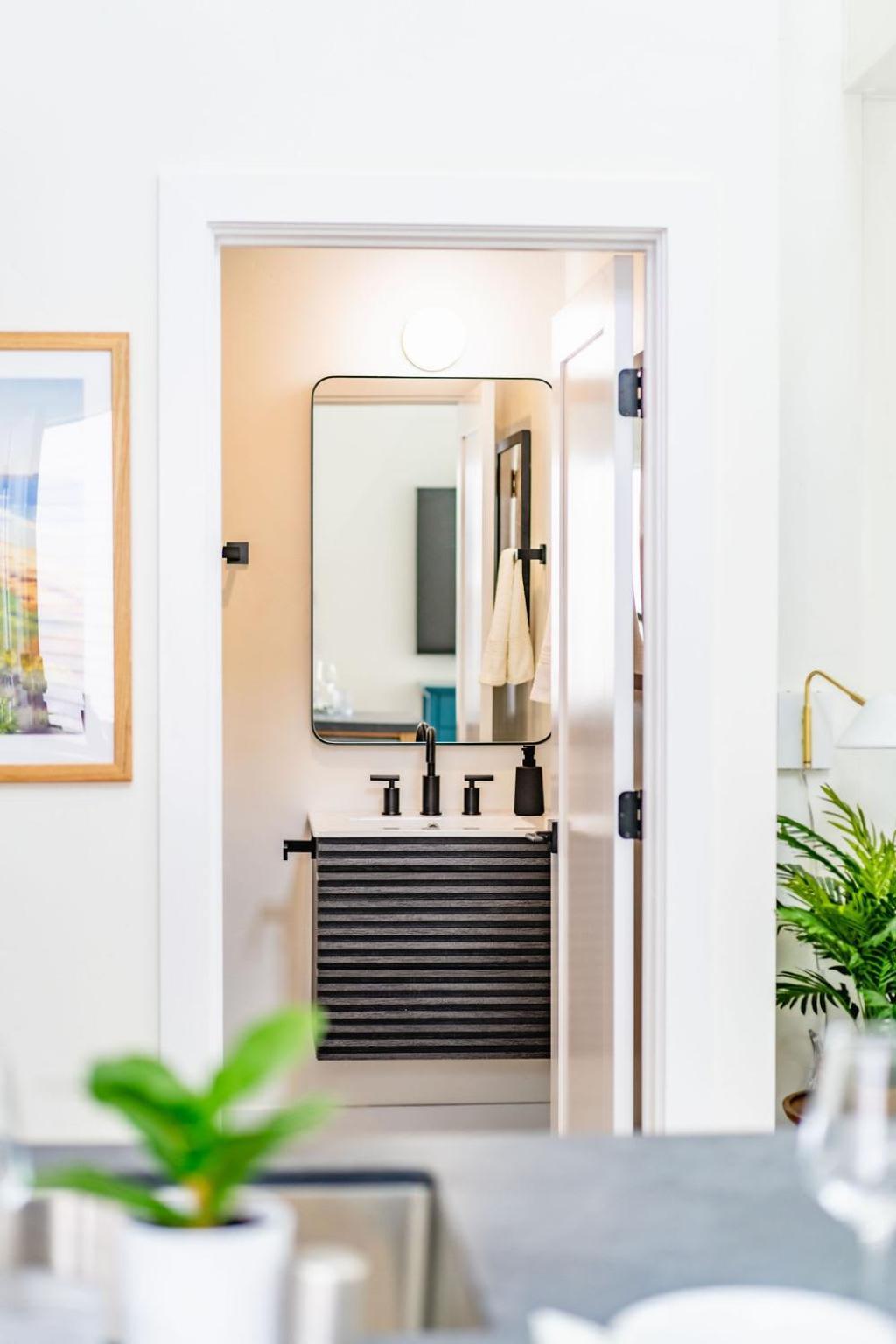 Swanky In Vibrant Hillcrest Apartment *