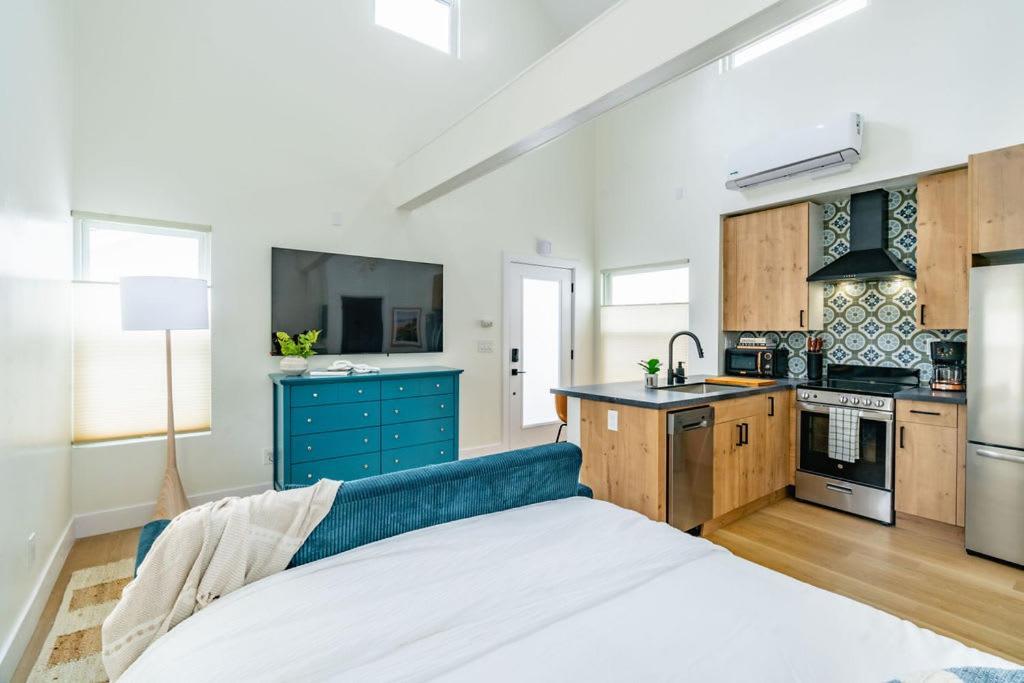 Swanky In Vibrant Hillcrest