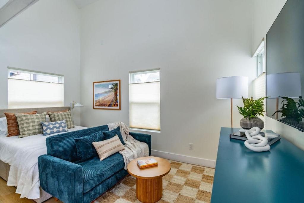 Swanky In Vibrant Hillcrest Apartment
