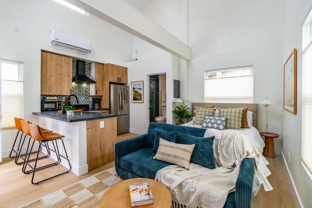 Swanky In Vibrant Hillcrest