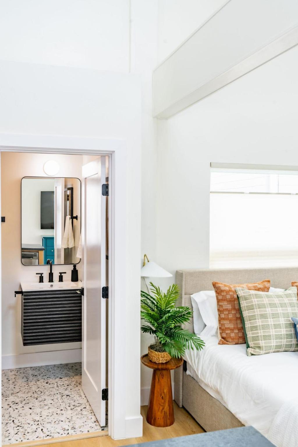 Swanky In Vibrant Hillcrest