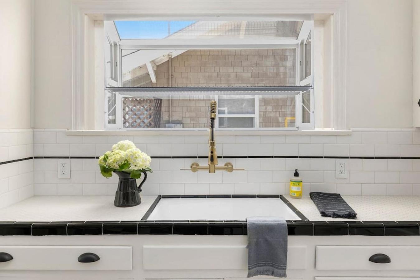 Elegant 3br With Ac, Parking, & Close 2 Everything San Diego