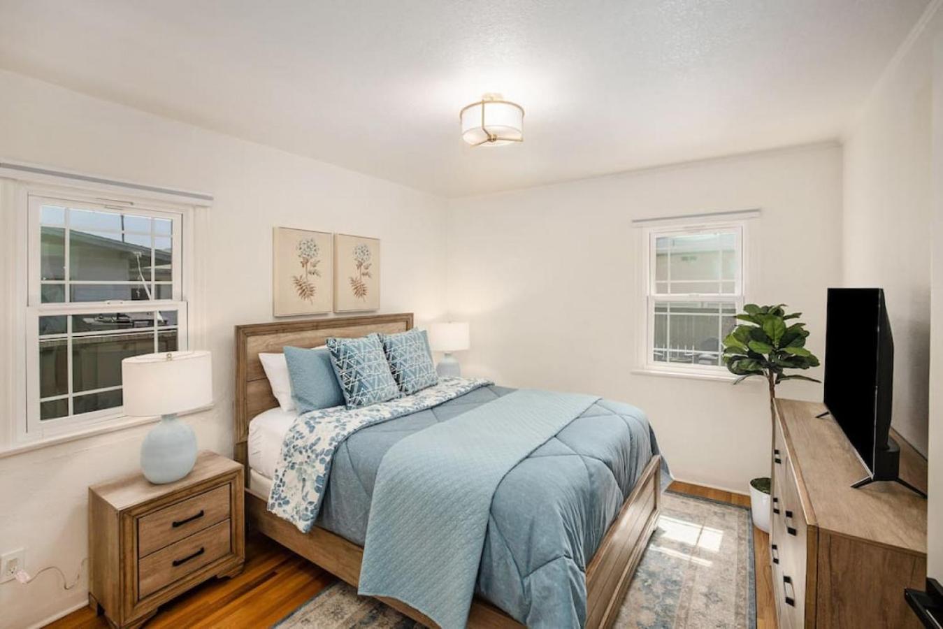 Holiday home Elegant 3br With Ac, Parking, & Close 2 Everything