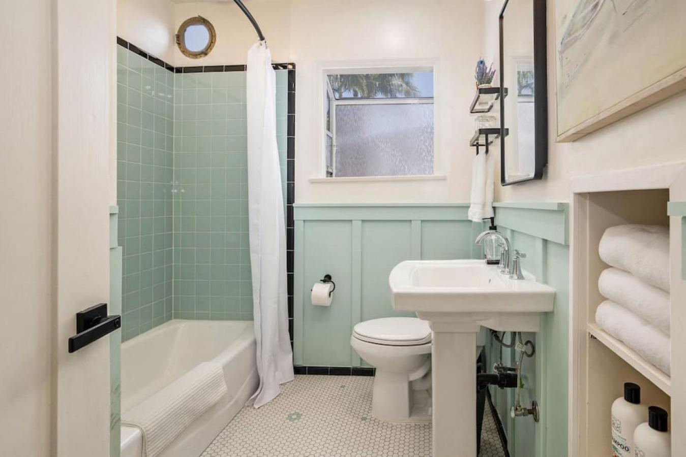 Elegant 3br With Ac, Parking, & Close 2 Everything Holiday home *