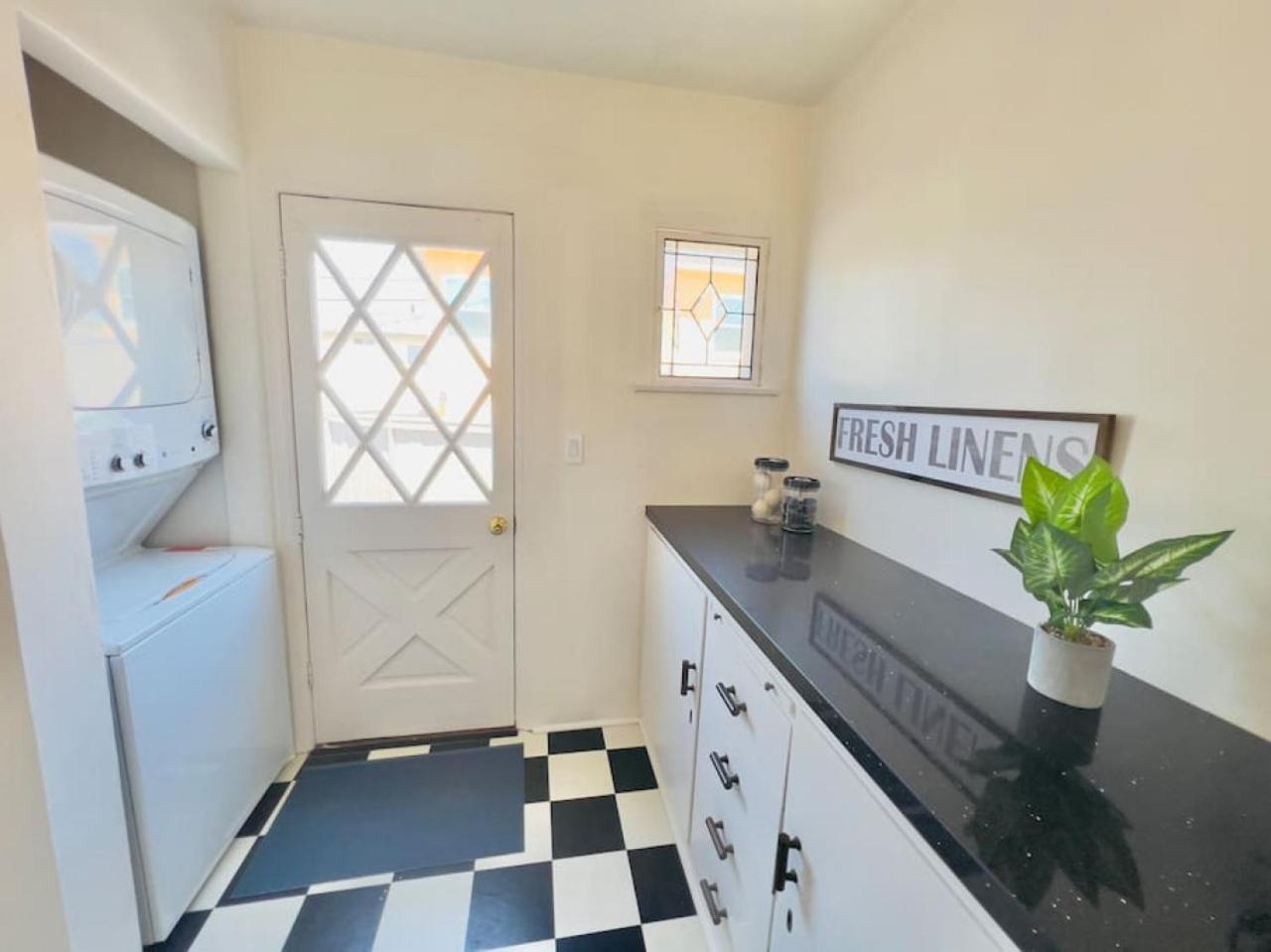 Elegant 3br With Ac, Parking, & Close 2 Everything * San Diego