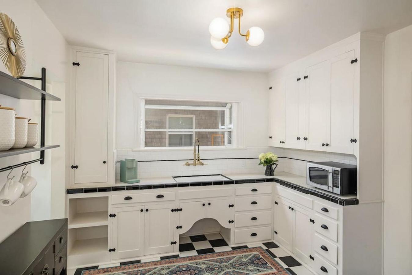 Holiday home Elegant 3br With Ac, Parking, & Close 2 Everything *