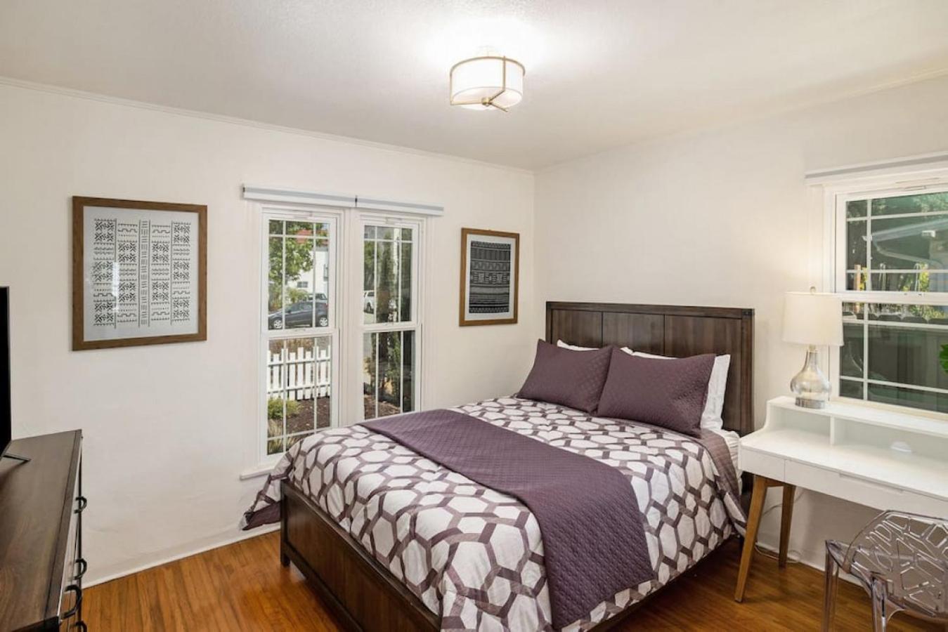 Holiday home Elegant 3br With Ac, Parking, & Close 2 Everything