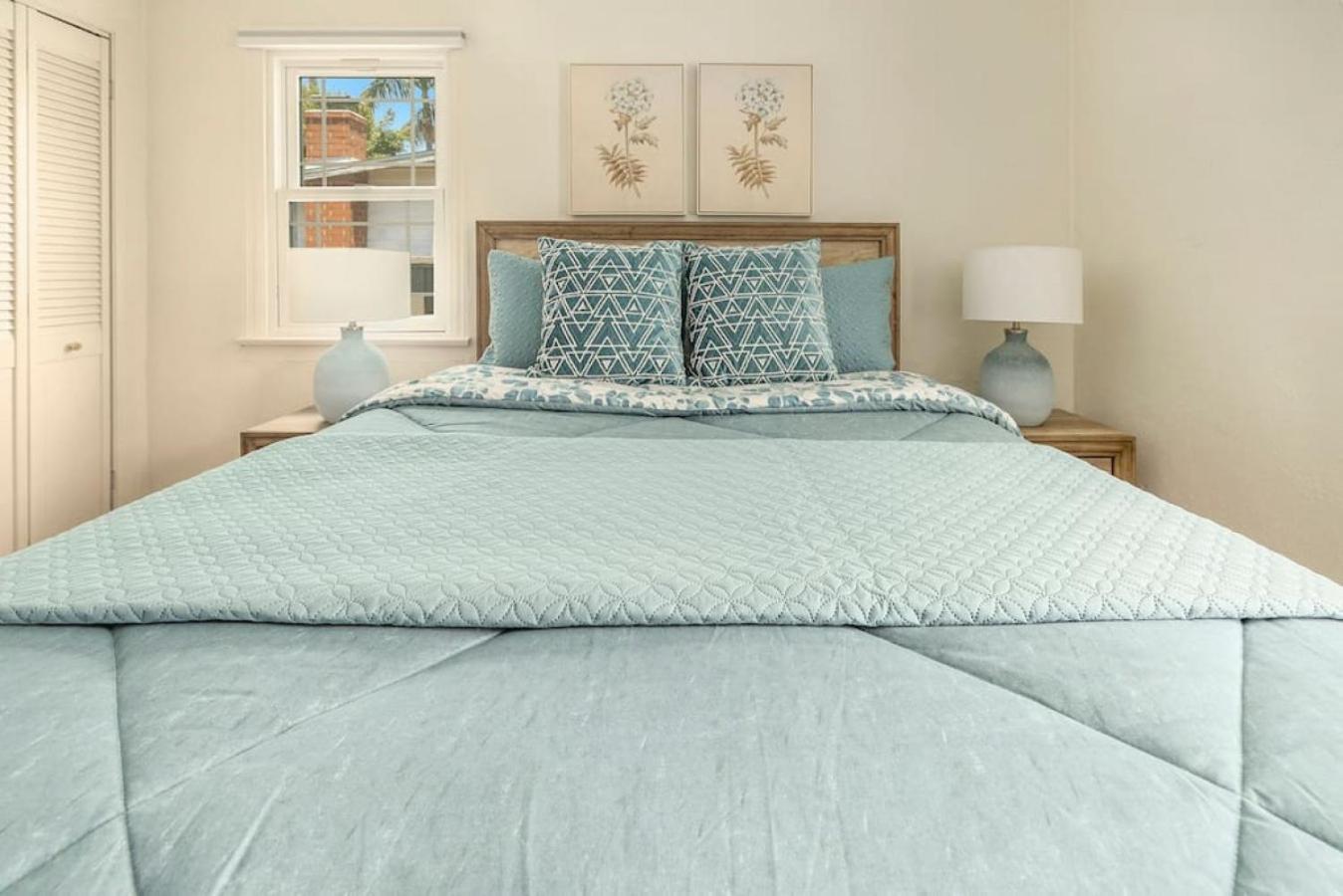 Holiday home Elegant 3br With Ac, Parking, & Close 2 Everything *