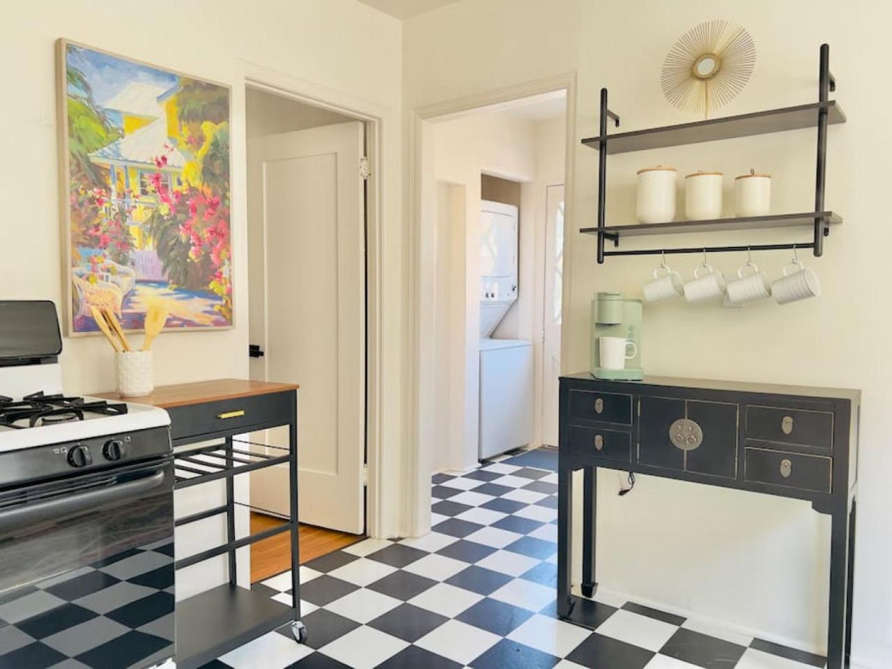 Elegant 3br With Ac, Parking, & Close 2 Everything *
