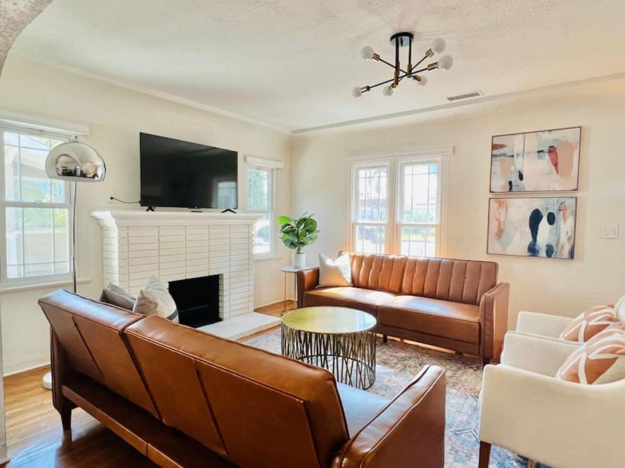 Holiday home Elegant 3br With Ac, Parking, & Close 2 Everything