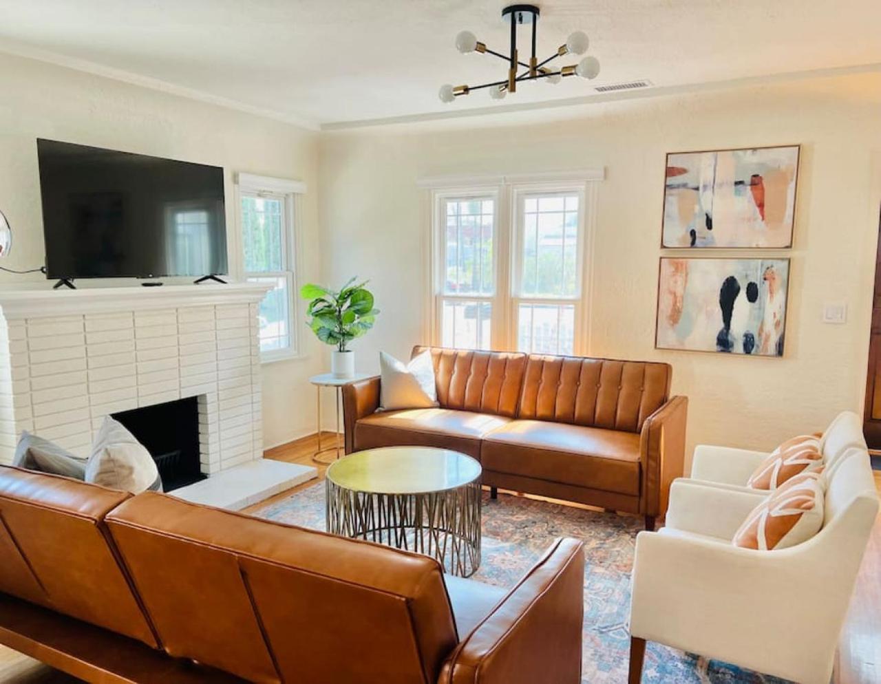 Holiday home Elegant 3br With Ac, Parking, & Close 2 Everything *