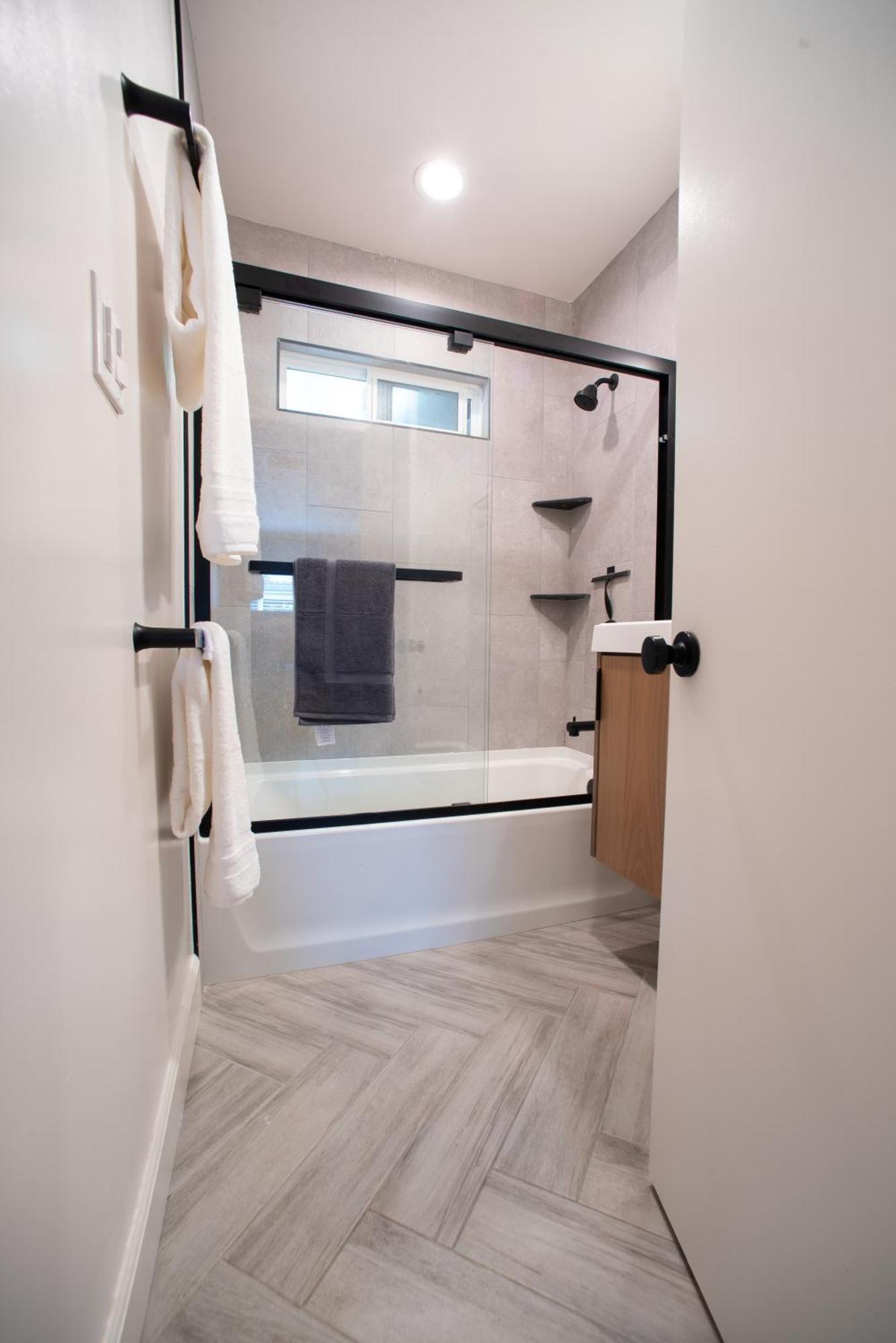Modern 1 Bedroom Steps 2beach