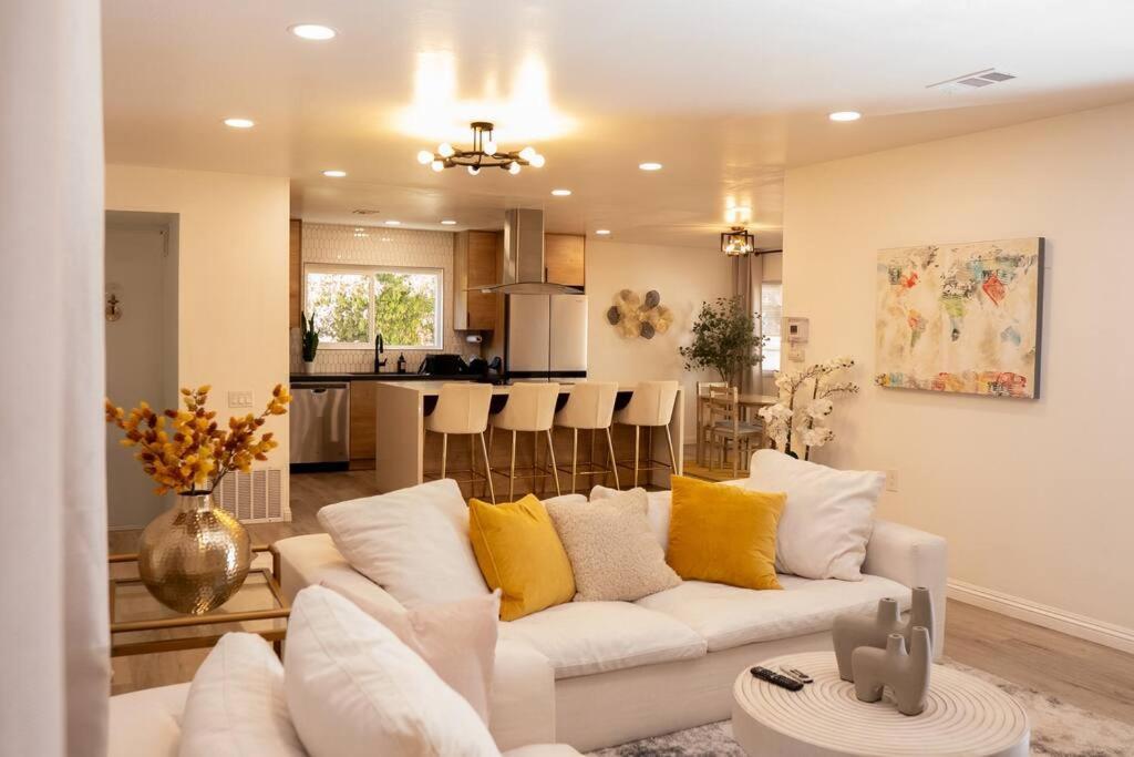 Spacious Beautifully Furnished 5 Bedrooms 3 Full Bath House With Ping Pong And Pool Table And 85 In Tv In Game Сasa de vacaciones