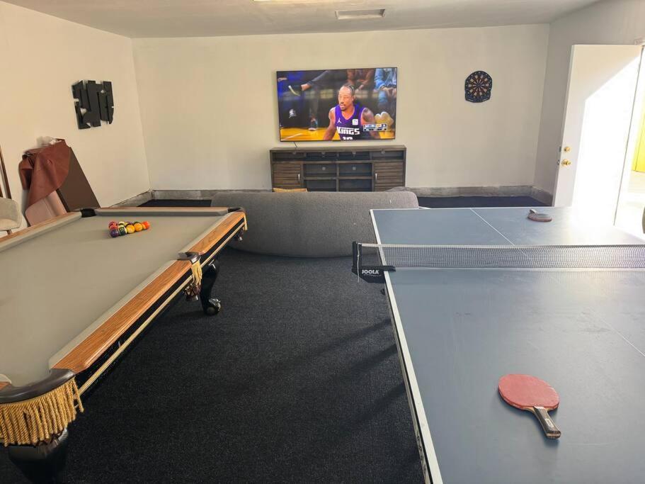 Сasa de vacaciones Spacious Beautifully Furnished 5 Bedrooms 3 Full Bath House With Ping Pong And Pool Table And 85 In Tv In Game San Diego