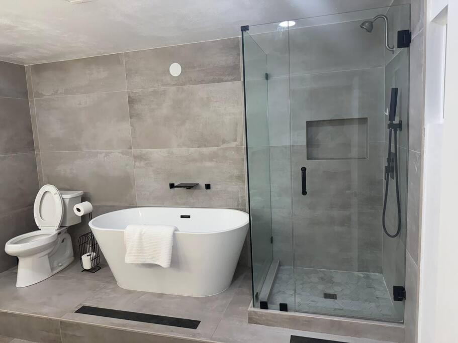 Сasa de vacaciones Spacious Beautifully Furnished 5 Bedrooms 3 Full Bath House With Ping Pong And Pool Table And 85 In Tv In Game