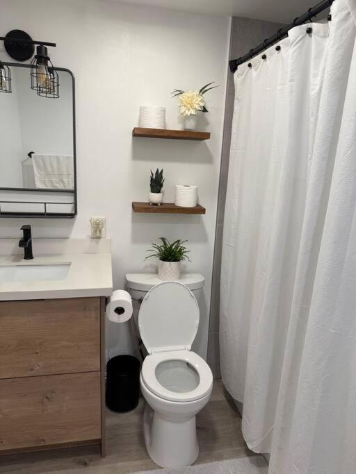 Spacious Beautifully Furnished 5 Bedrooms 3 Full Bath House With Ping Pong And Pool Table And 85 In Tv In Game Сasa de vacaciones *