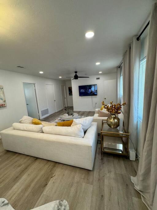 Сasa de vacaciones Spacious Beautifully Furnished 5 Bedrooms 3 Full Bath House With Ping Pong And Pool Table And 85 In Tv In Game San Diego