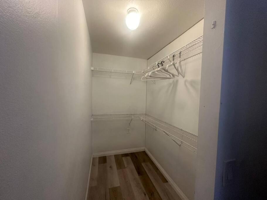 Сasa de vacaciones Spacious Beautifully Furnished 5 Bedrooms 3 Full Bath House With Ping Pong And Pool Table And 85 In Tv In Game *
