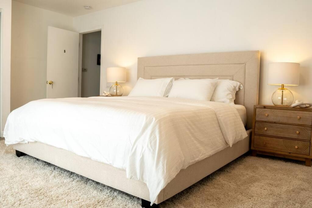 Spacious Beautifully Furnished 5 Bedrooms 3 Full Bath House With Ping Pong And Pool Table And 85 In Tv In Game Сasa de vacaciones San Diego