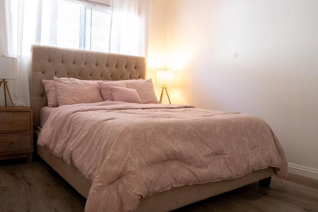 Spacious Beautifully Furnished 5 Bedrooms 3 Full Bath House With Ping Pong And Pool Table And 85 In Tv In Game Сasa de vacaciones