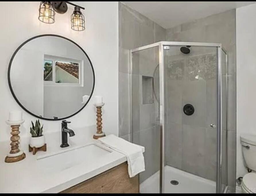 Spacious Beautifully Furnished 5 Bedrooms 3 Full Bath House With Ping Pong And Pool Table And 85 In Tv In Game Сasa de vacaciones *