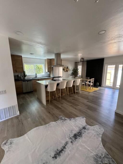 Spacious Beautifully Furnished 5 Bedrooms 3 Full Bath House With Ping Pong And Pool Table And 85 In Tv In Game Сasa de vacaciones