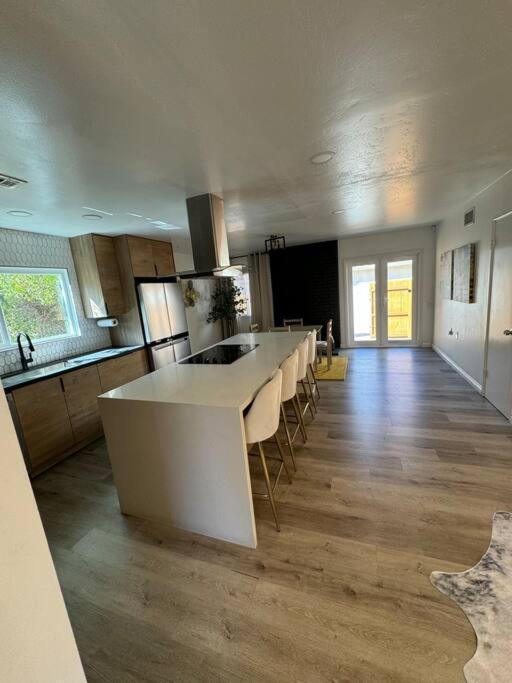 Spacious Beautifully Furnished 5 Bedrooms 3 Full Bath House With Ping Pong And Pool Table And 85 In Tv In Game Сasa de vacaciones *