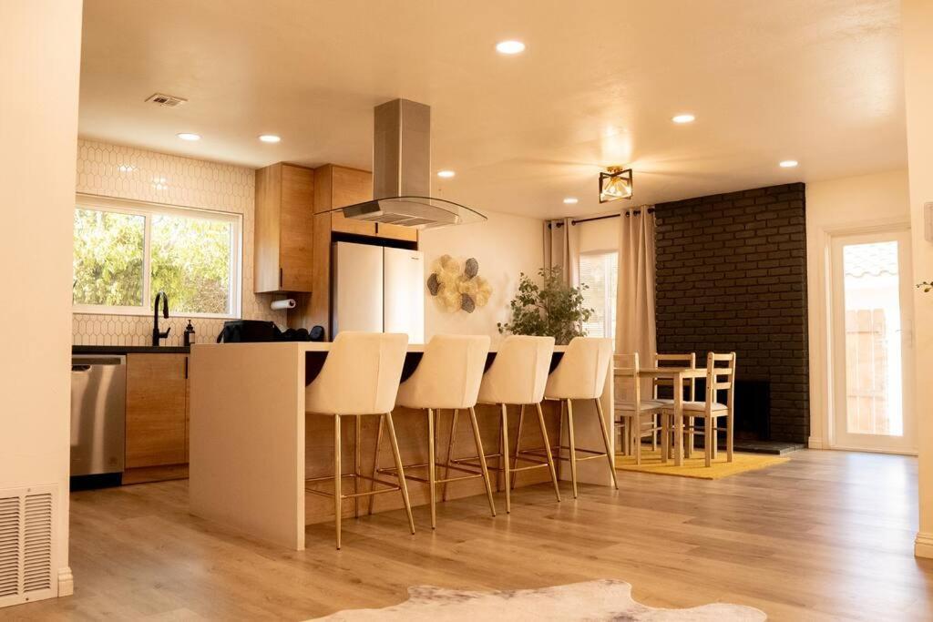 Spacious Beautifully Furnished 5 Bedrooms 3 Full Bath House With Ping Pong And Pool Table And 85 In Tv In Game Сasa de vacaciones