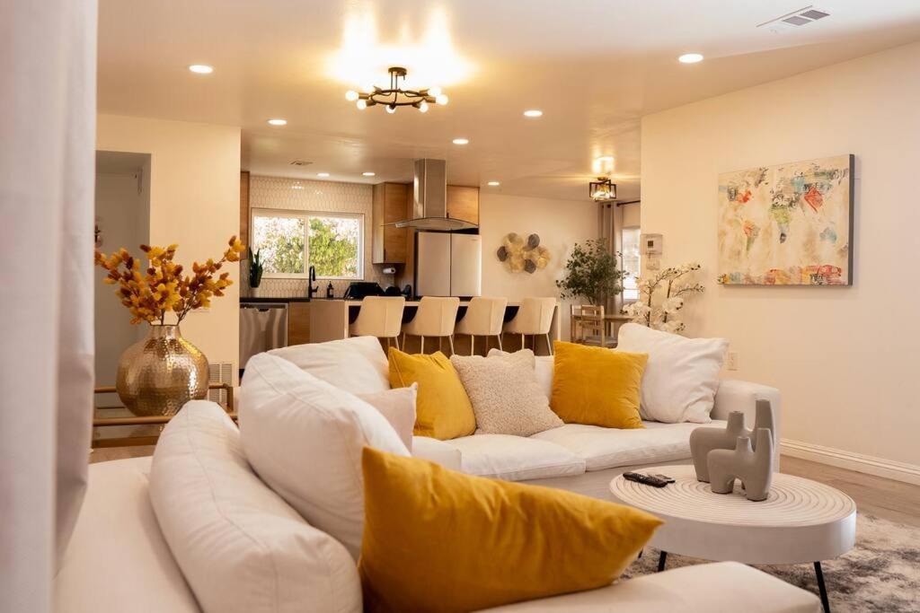 Spacious Beautifully Furnished 5 Bedrooms 3 Full Bath House With Ping Pong And Pool Table And 85 In Tv In Game Сasa de vacaciones
