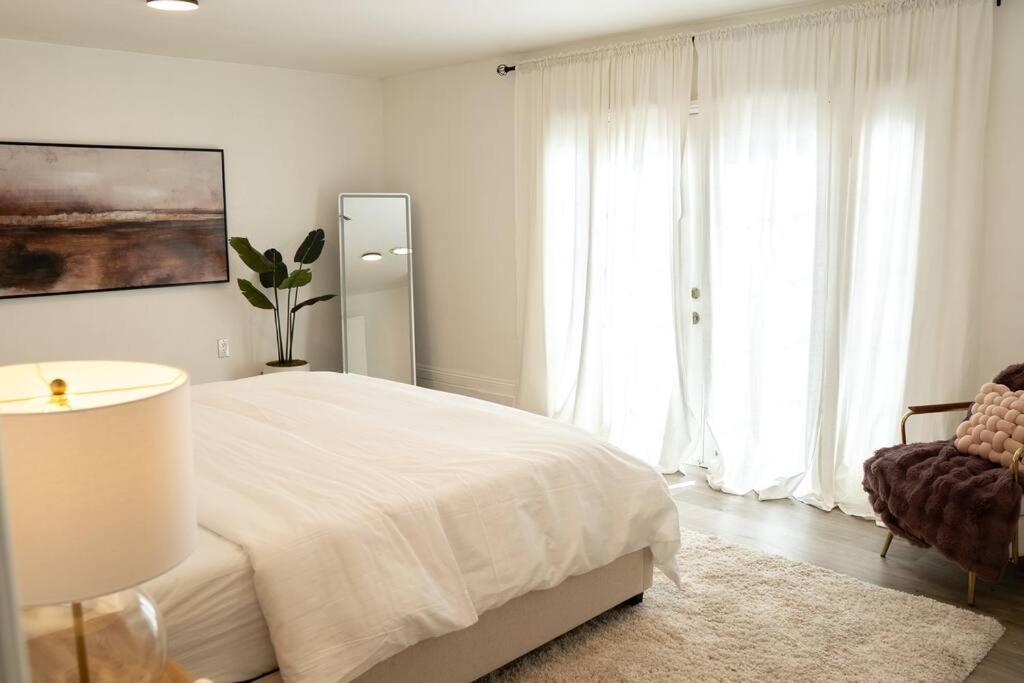 Spacious Beautifully Furnished 5 Bedrooms 3 Full Bath House With Ping Pong And Pool Table And 85 In Tv In Game Сasa de vacaciones San Diego