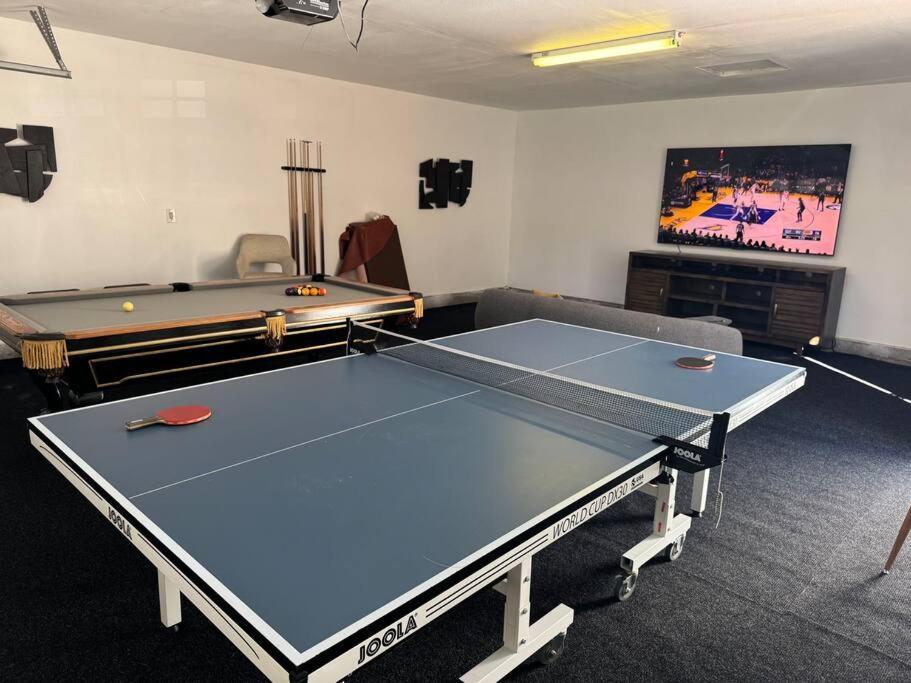 Spacious Beautifully Furnished 5 Bedrooms 3 Full Bath House With Ping Pong And Pool Table And 85 In Tv In Game Сasa de vacaciones